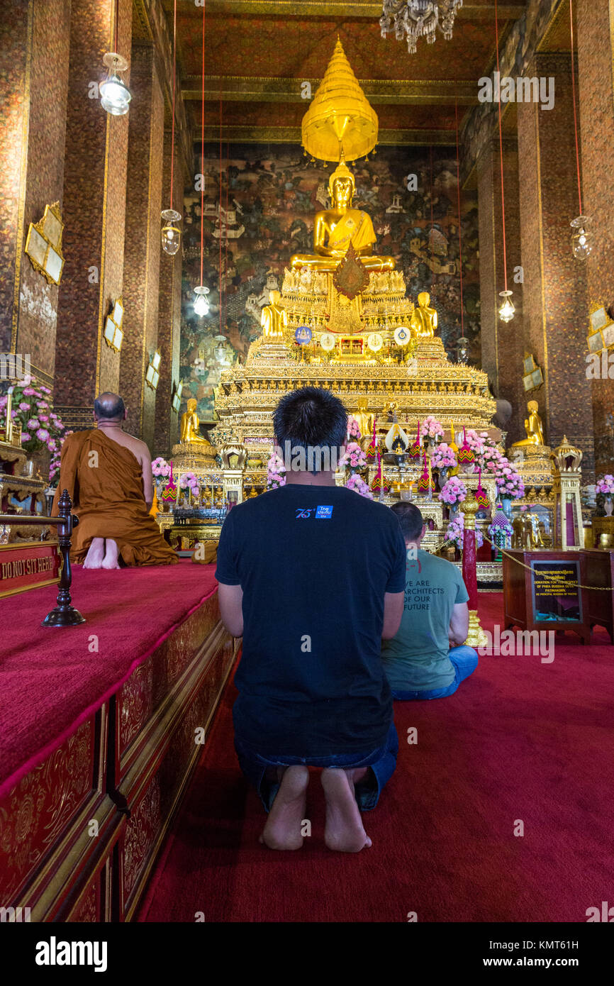 Bangkok, Thaïlande. Le Phra Ubosot (Coordination Hall) du complexe du temple Wat Pho. Le bouddha Dhyana mudra est titulaire de la position, le geste demonstr Banque D'Images