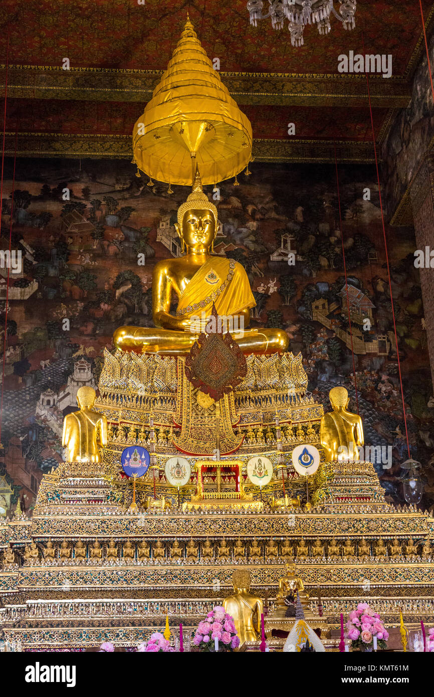 Bangkok, Thaïlande. Le Phra Ubosot (Coordination Hall) du complexe du temple Wat Pho. Le bouddha Dhyana mudra est titulaire de la position, le geste demonstr Banque D'Images