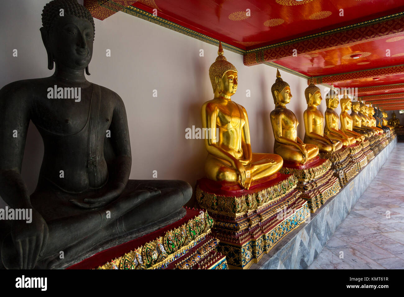Bangkok, Thaïlande. Les bouddhas dans le Sud Pavilion, Wat Pho (Bouddha couché) Temple complexe. Banque D'Images