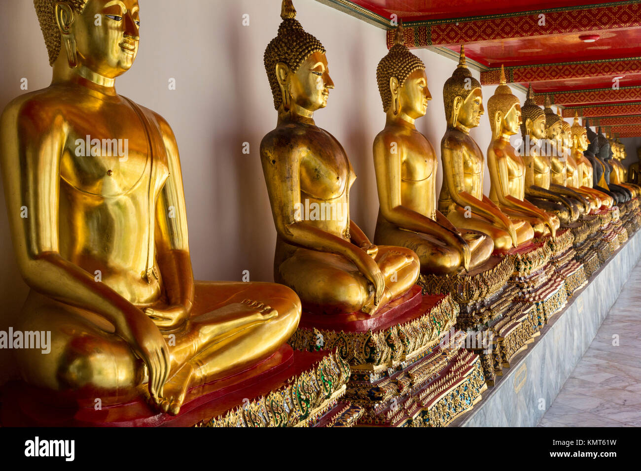Bangkok, Thaïlande. Les bouddhas dans le Sud Pavilion, Wat Pho (Bouddha couché) Temple complexe. Banque D'Images