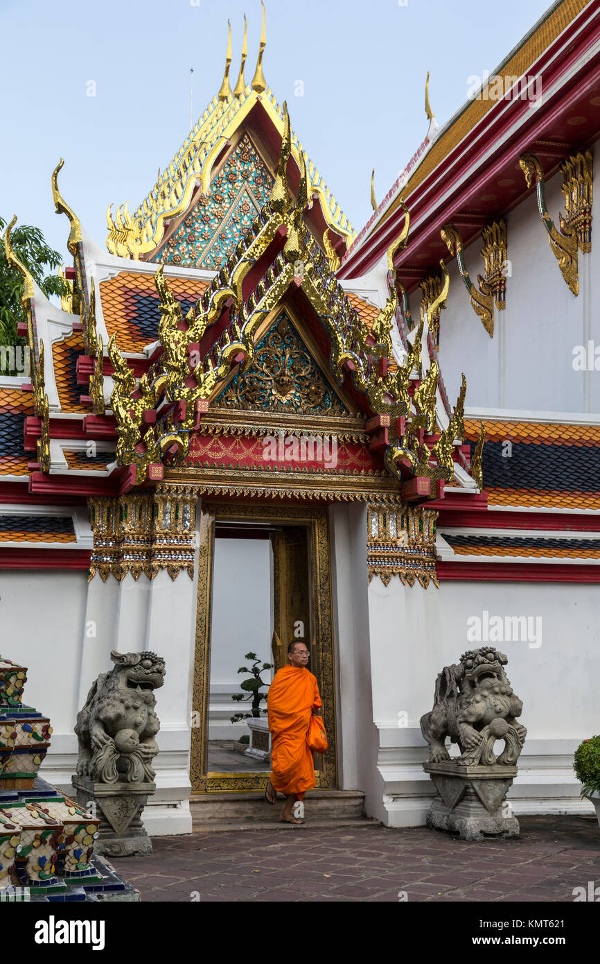 Bangkok, Thaïlande. Le moine bouddhiste dans le Wat Pho (Bouddha couché) Remple complexe. Banque D'Images