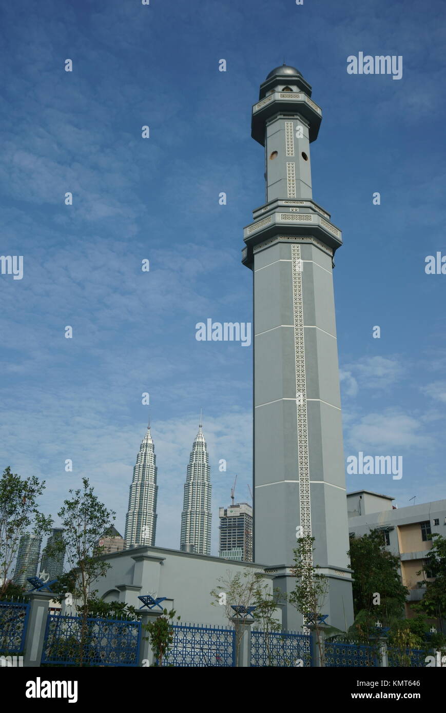 Mosquée de Kampung Baru, Kuala Lumpur, Malaisie avec Petronas Twin Towers de l'arrière-plan Banque D'Images