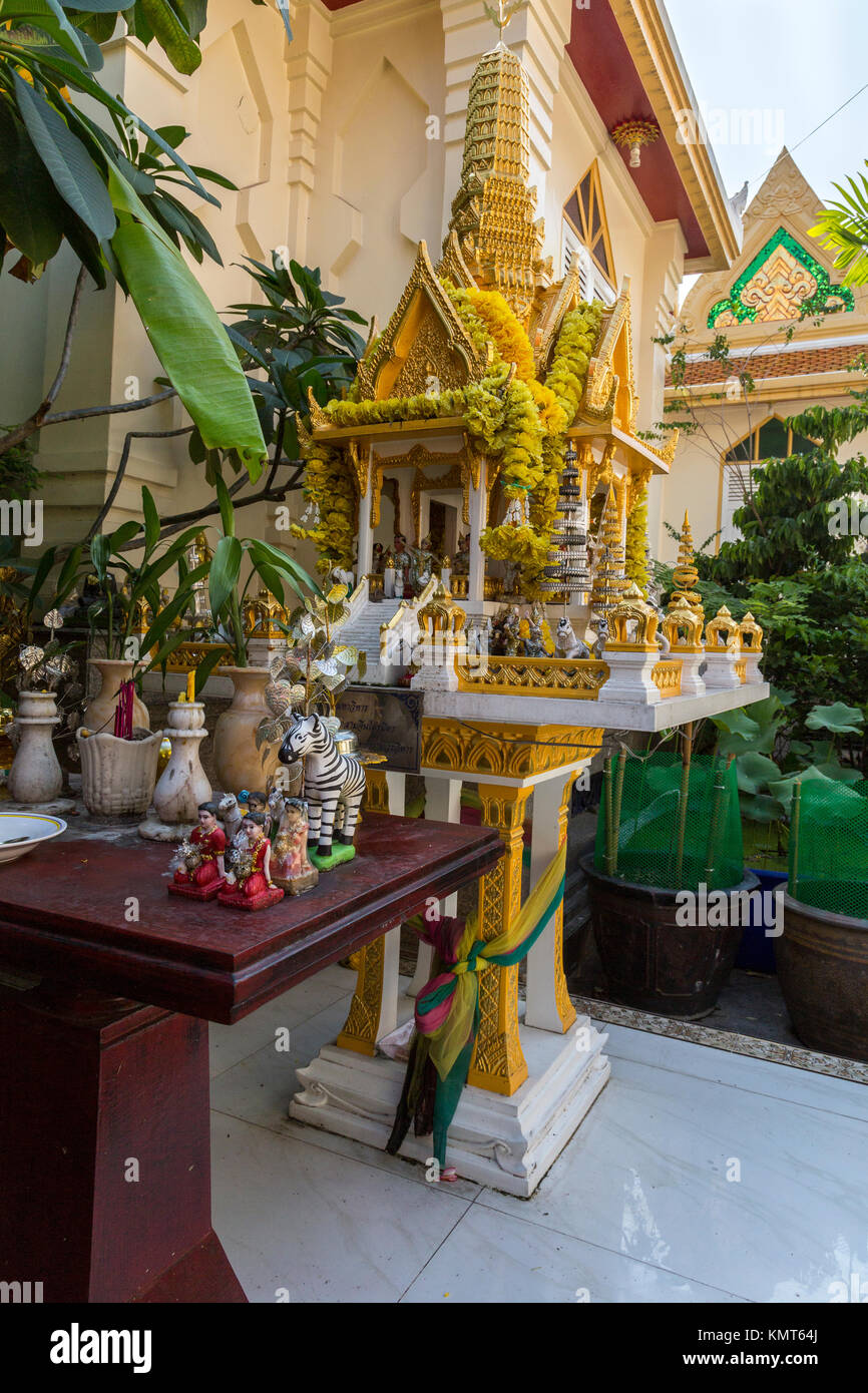 Bangkok, Thaïlande. Un réseau san phra phum, Thai Spirit House de l'esprit garder le terrain sur lequel une maison ou autre bâtiment est érigé. Banque D'Images