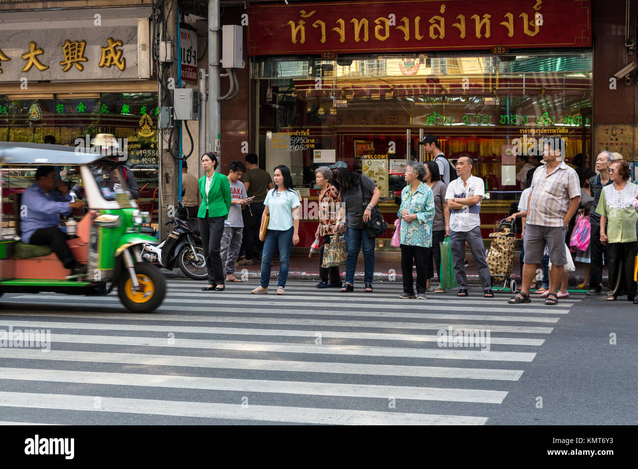 Bangkok, Thaïlande. L'attente aux piétons, de concordance de Yaowarat Road, Chinatown. Banque D'Images