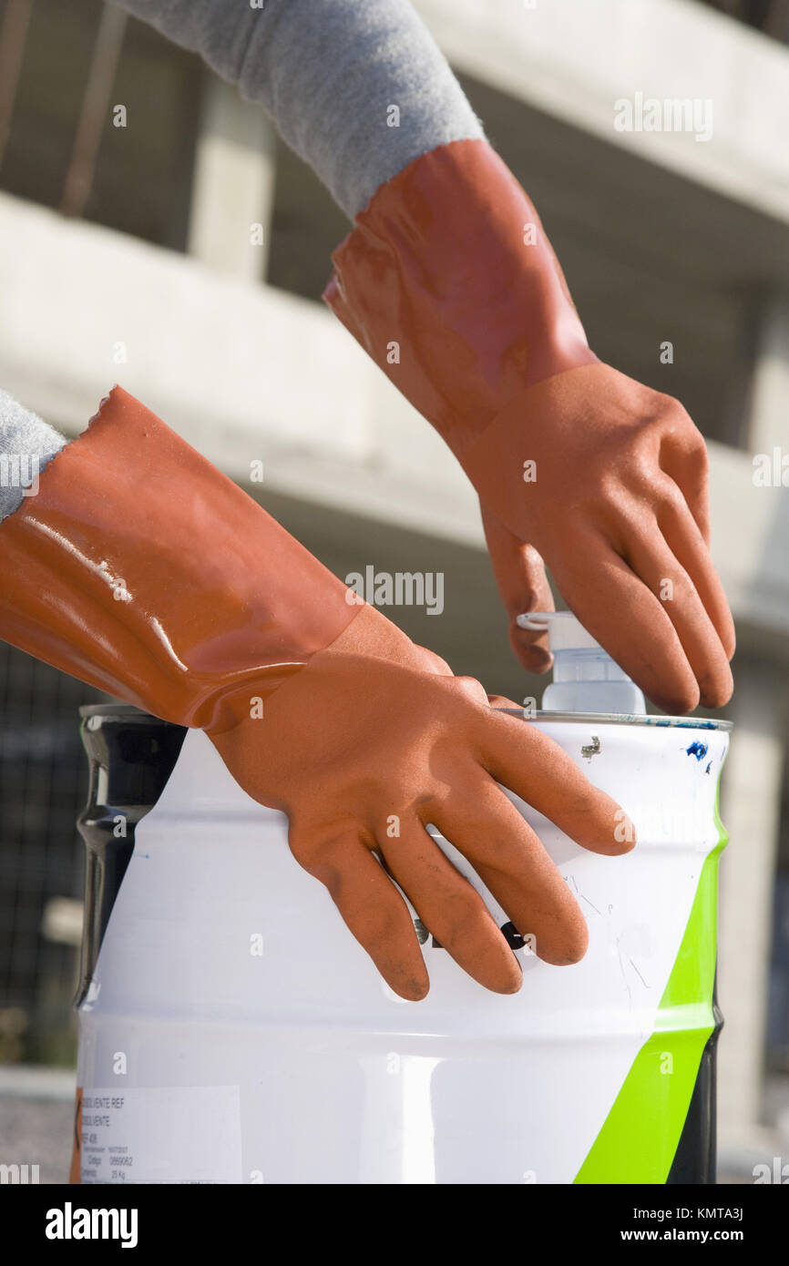 La manipulation de liquides corrosifs des gants de protection Banque D'Images