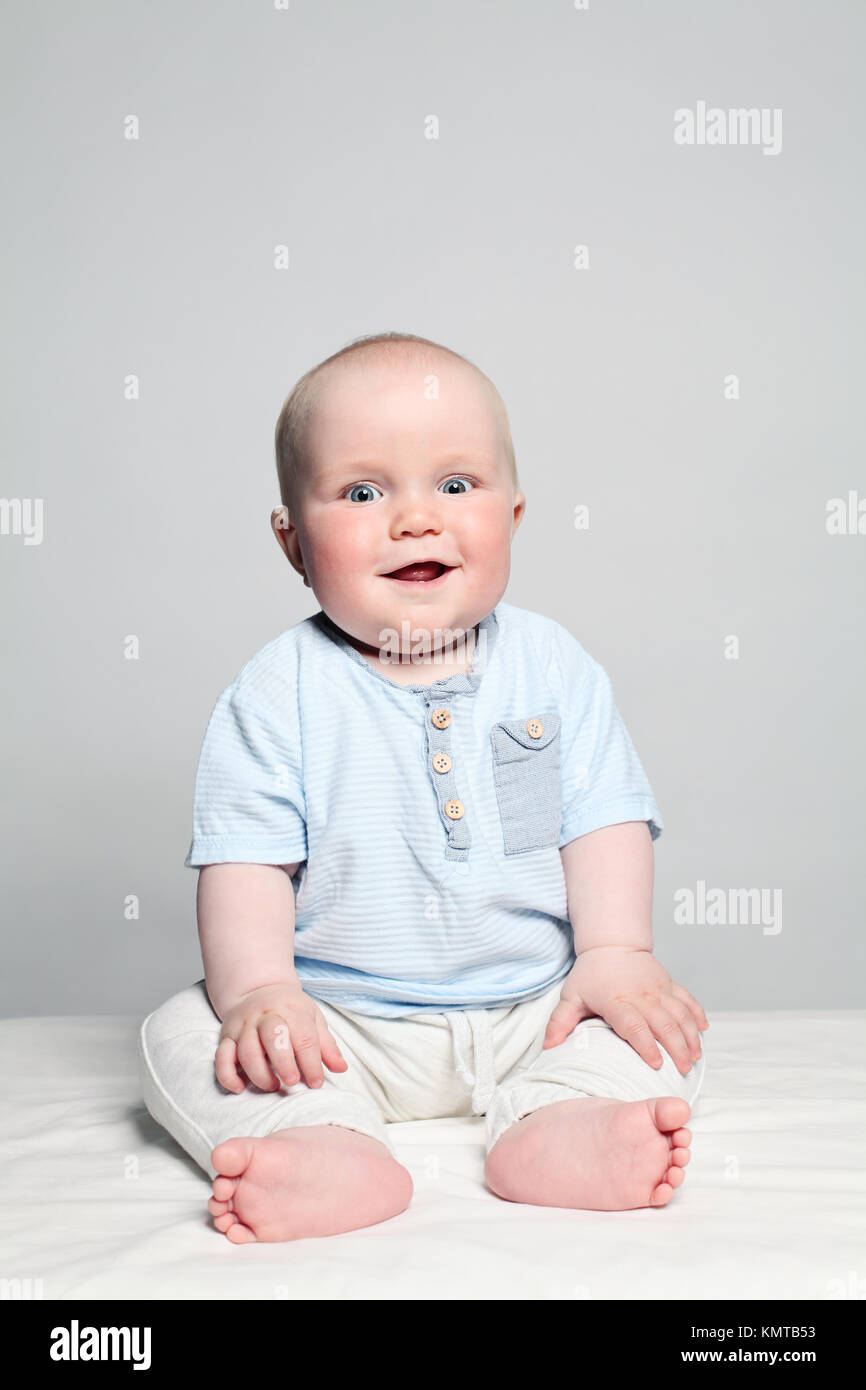 Mignon Petit Bebe Garcon Heureux Petit Enfant 6 Mois Photo Stock Alamy