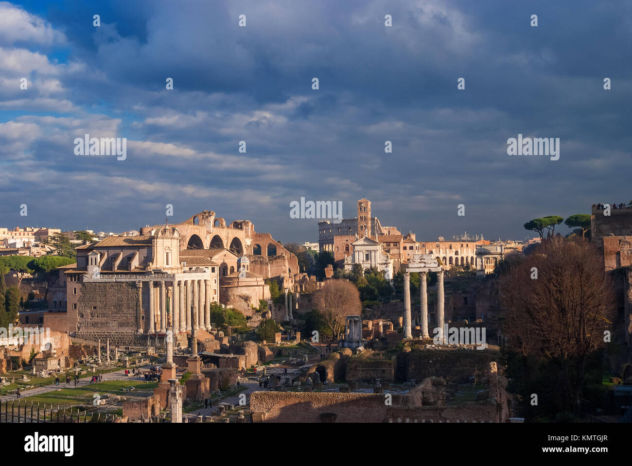 Forum romain vue panoramique au coucher du soleil avec des ruines antiques, des églises et du Colisée, dans le centre historique de Rome Banque D'Images