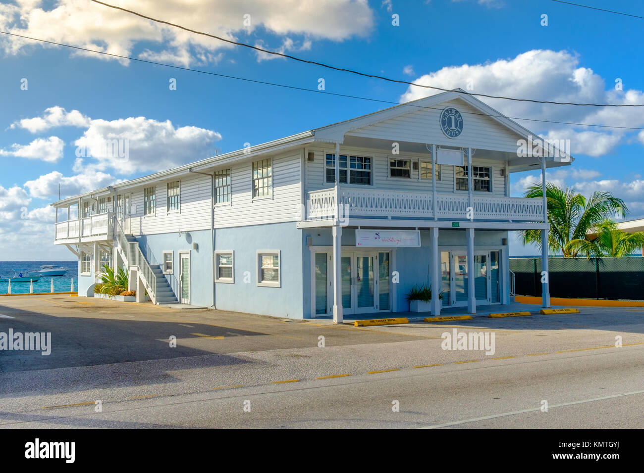 Grand Cayman, îles Caïmans, Nov 2017, 'Un Cayman House' Caraïbes deux étages maison de style à George Town Banque D'Images