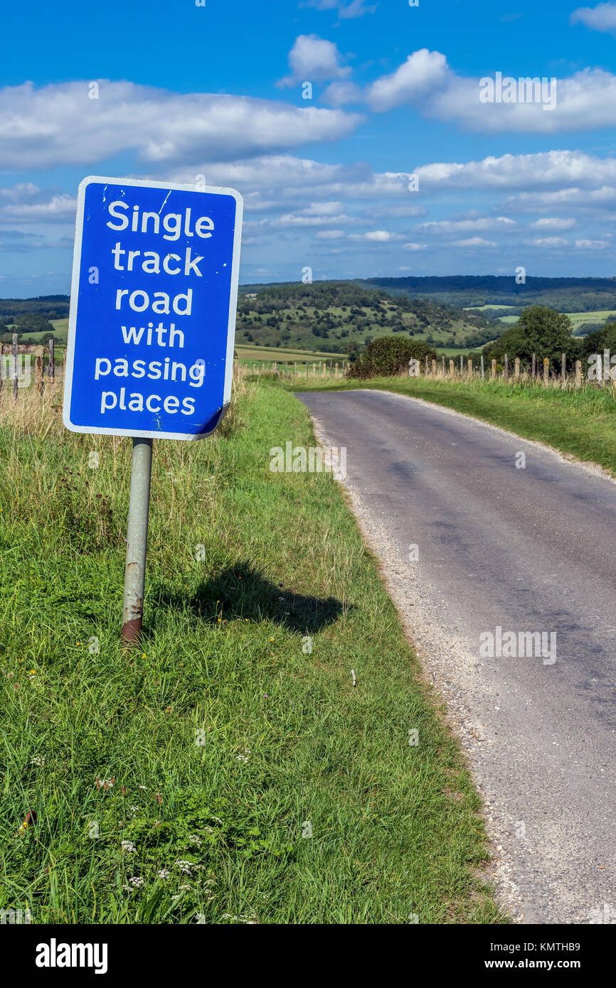 Seule piste route dans la campagne. South downs Banque D'Images