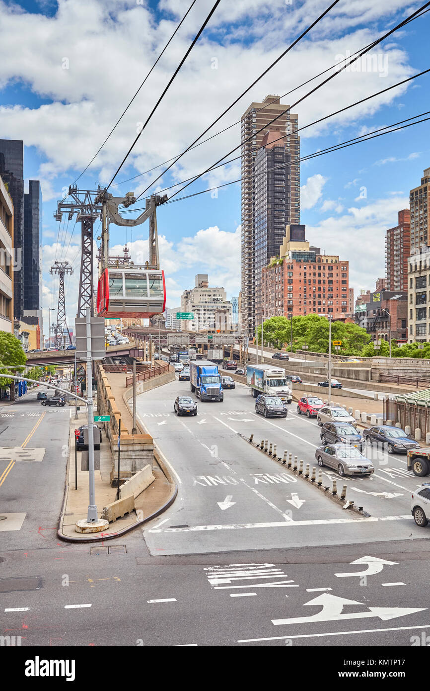 New York, USA - Le 26 mai 2017 : Cable voiture arrive à Manhattan. Le tramway relie Roosevelt Island à l'Upper East Side de Manhattan. Banque D'Images