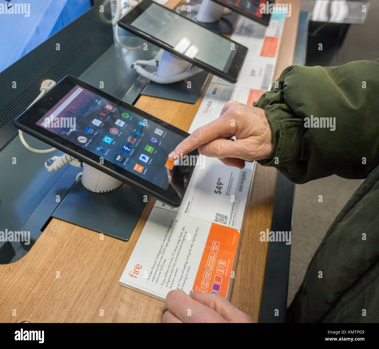 Une tablette amazon fire dans un magasin d'électronique best buy à new york  le mercredi, Décembre 6, 2017. Google a annoncé qu'il tirait de son  application youtube sur amazon et echo fire
