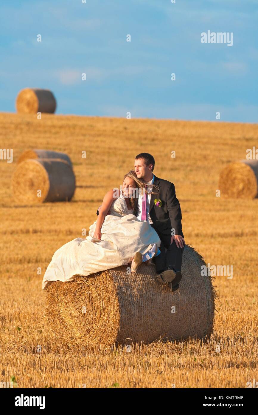 Hay bale wedding couple Banque de photographies et d'images à haute  résolution - Alamy
