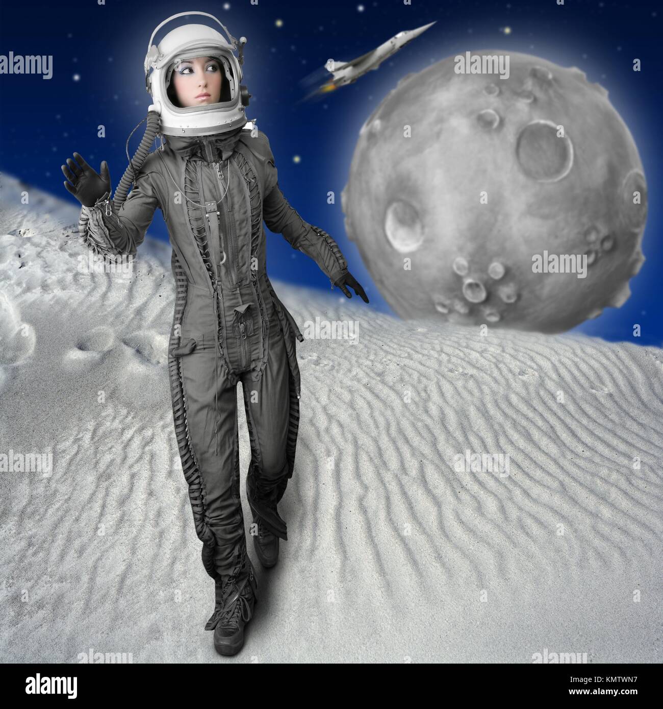 La mode femme astronaute longueur complète casque combinaison spatiale lune  métaphore Photo Stock - Alamy