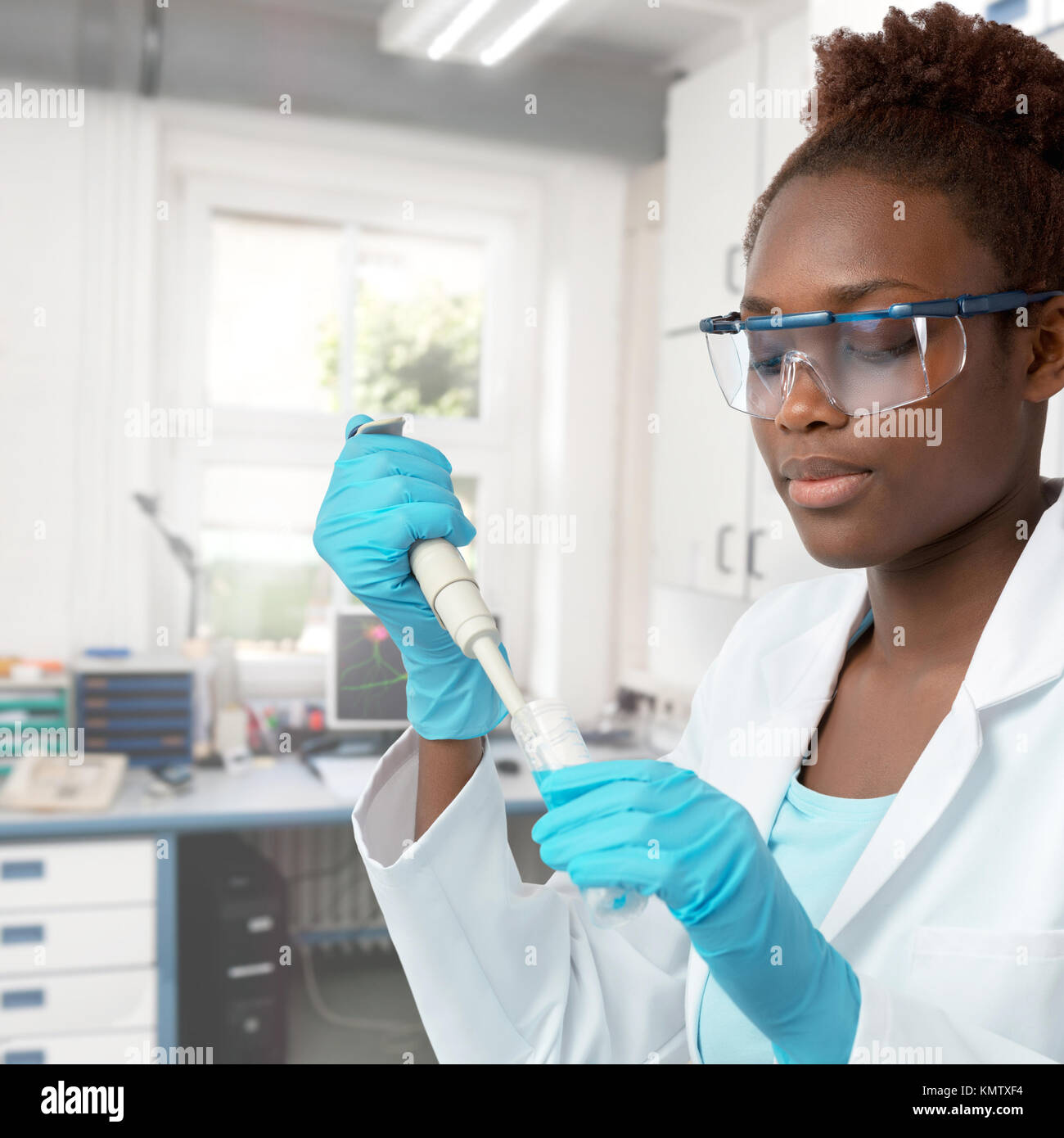 African-american scientist ou étudiant diplômé en sarrau et vêtements de protection fonctionne en laboratoire modernl Banque D'Images
