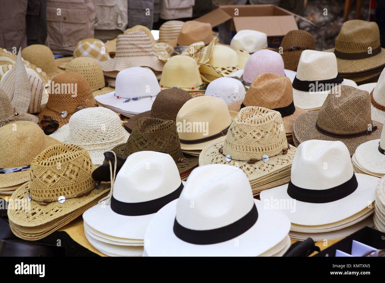 Chapeaux mode varié perspective vitrine boutique du marché Photo Stock -  Alamy