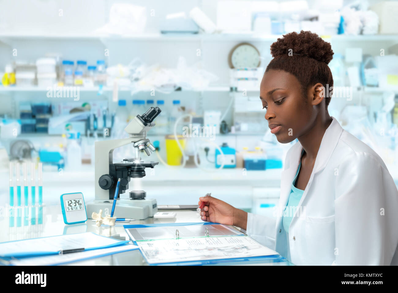 Travailleur de la santé, chercheur africain, tech ou étudiant diplômé travaille en laboratoire de biologie moderne Banque D'Images