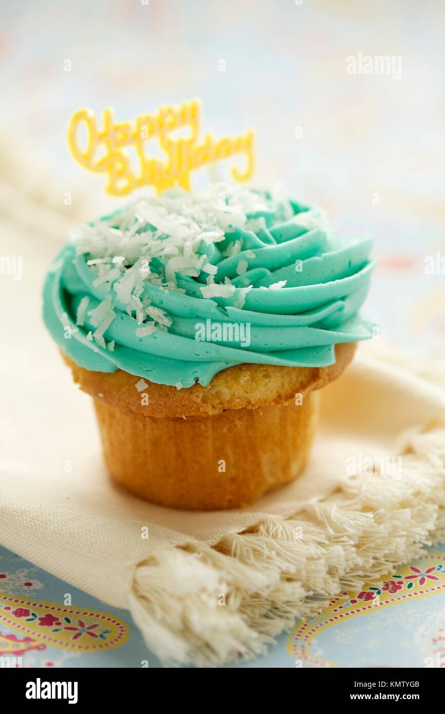 Seul Blue Cup Cake Avec Joyeux Anniversaire Signe Sur Top Photo Stock Alamy