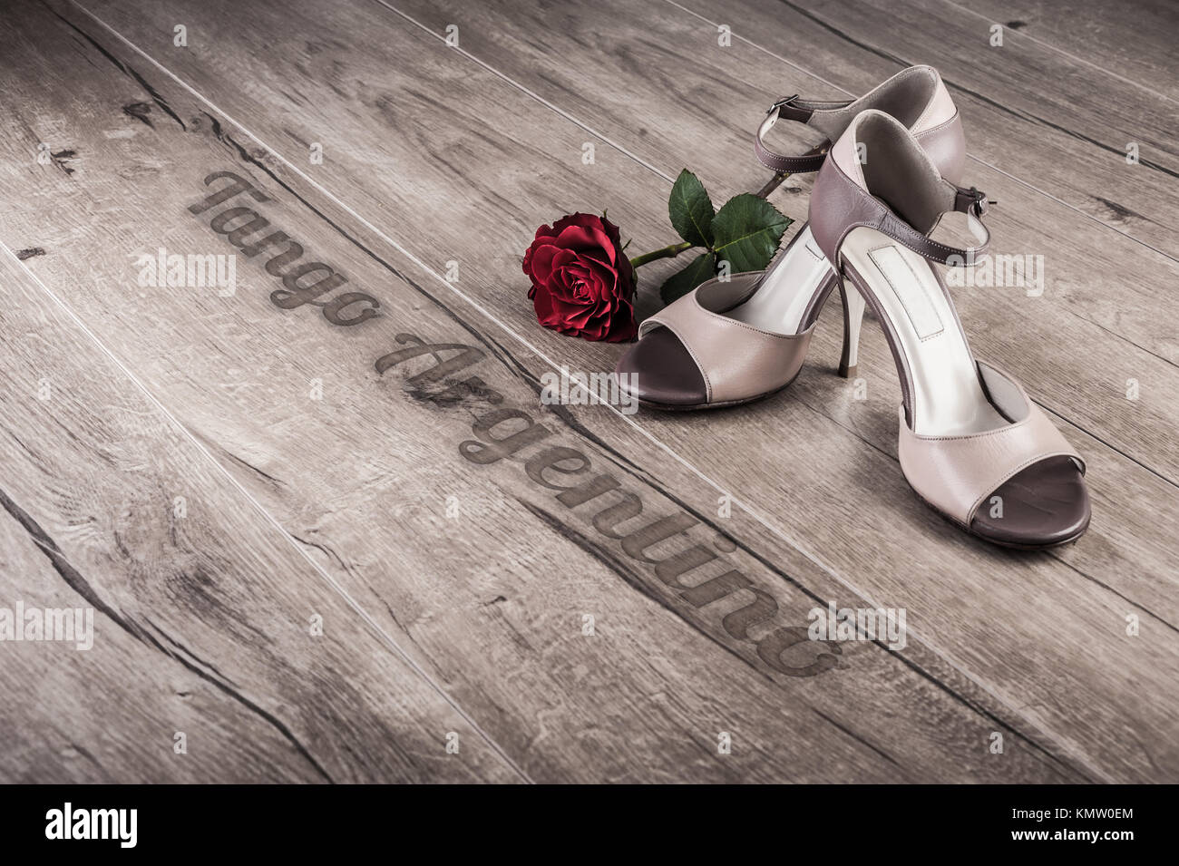 Schoes tango argentin et une rose sur un plancher en bois, légende "Tango Argentino" Banque D'Images