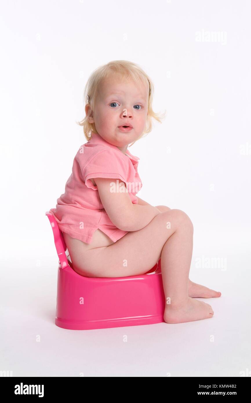 Bebe Fille Est Assise Sur Un Pot Pour La Formation De Pot Photo Stock Alamy