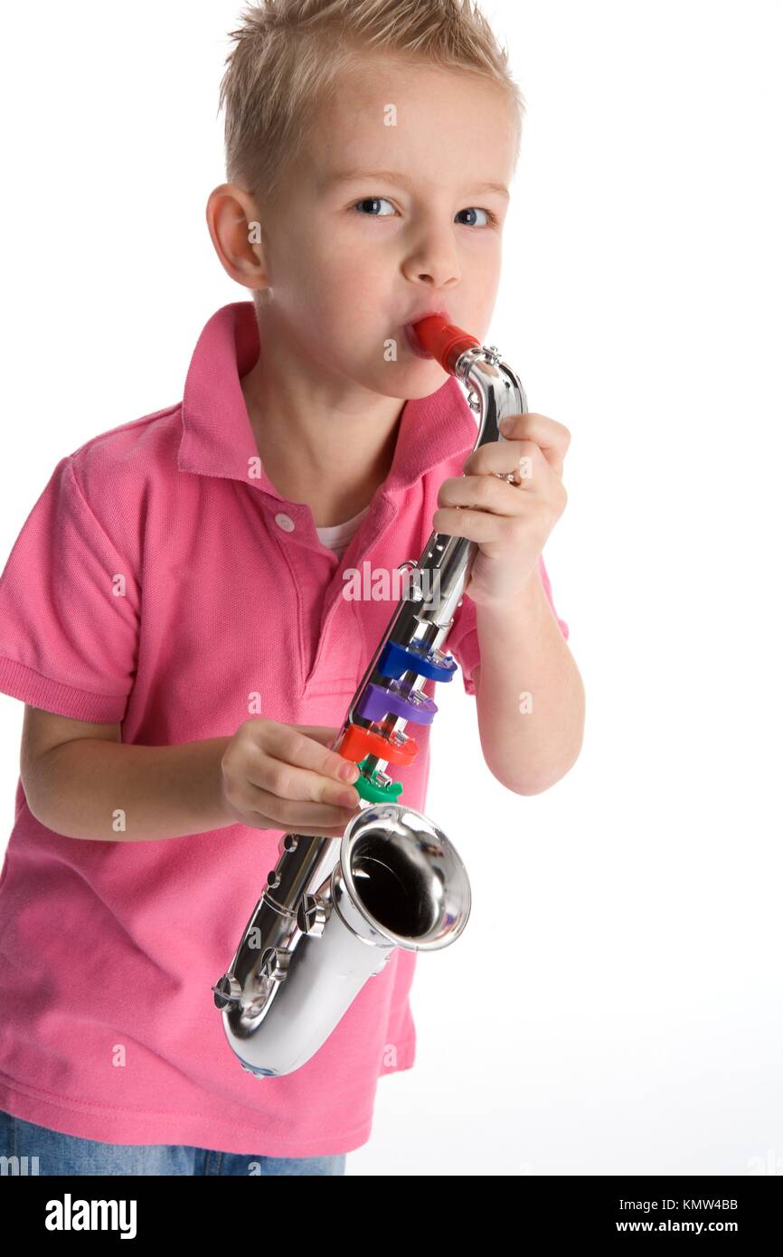 Petit garçon joue un jouet saxophone sur fond blanc Photo Stock - Alamy