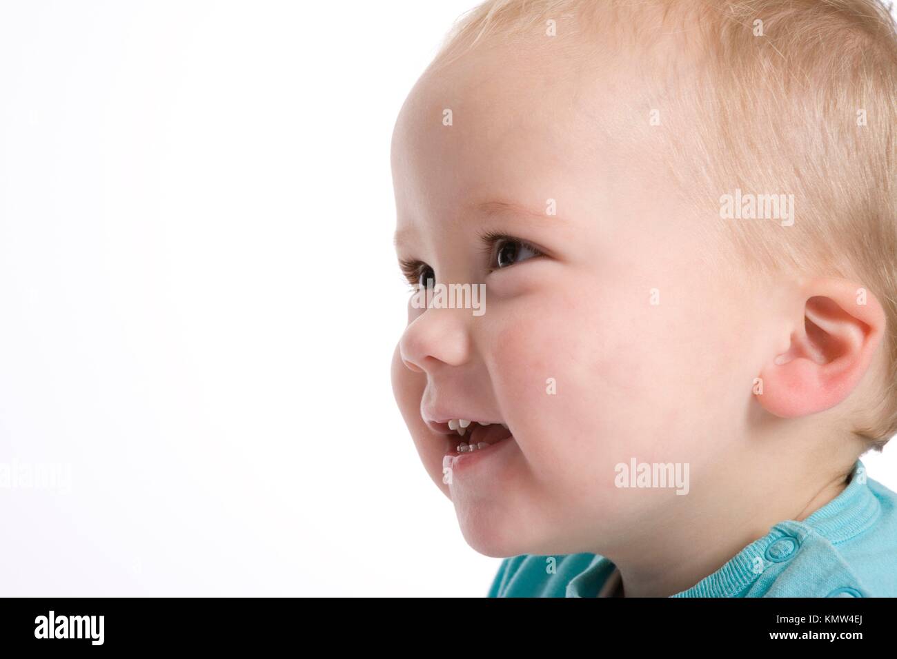 Portrait D Un Bebe Garcon En Profil Avec L Espace Pour Le Texte Sur Fond Blanc Photo Stock Alamy