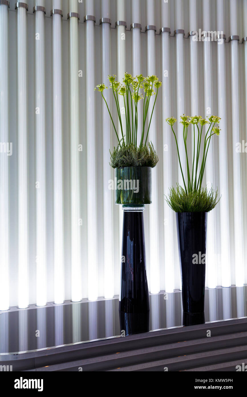 Intérieur minimaliste contemporain avec des vases et des fleurs (Le Walbrook, Londres, UK) Banque D'Images