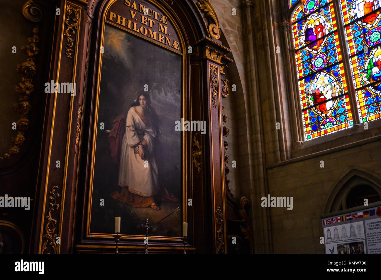 L'art religieux sous la forme d'une peinture de la renaissance aux côtés d'un vitrail dans la Cathédrale Notre Dame de Bayeux Bayeux en Normandie, France Banque D'Images