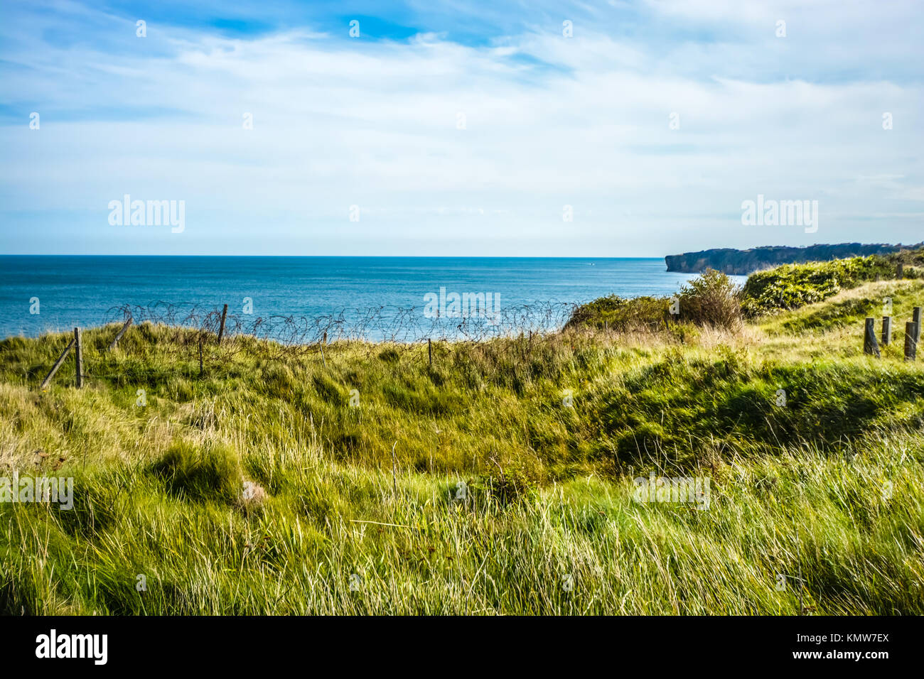 La Pointe du Hoc, marshy falaises surplombant la Manche en Normandie France où les Alliés ont combattu l'armée allemande pendant la première guerre mondiale 2 Banque D'Images