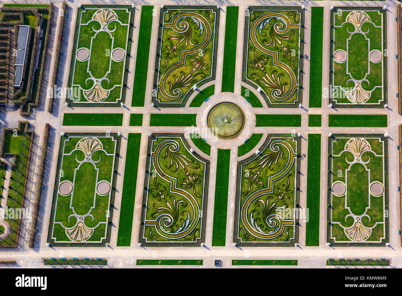 Jardins Royaux de Herrenhausen, le jardin baroque, Broderiemuster et bell fontaine dans le grand jardin, grand jardin, grande fontaine,, capitale de l'état, ,, Banque D'Images