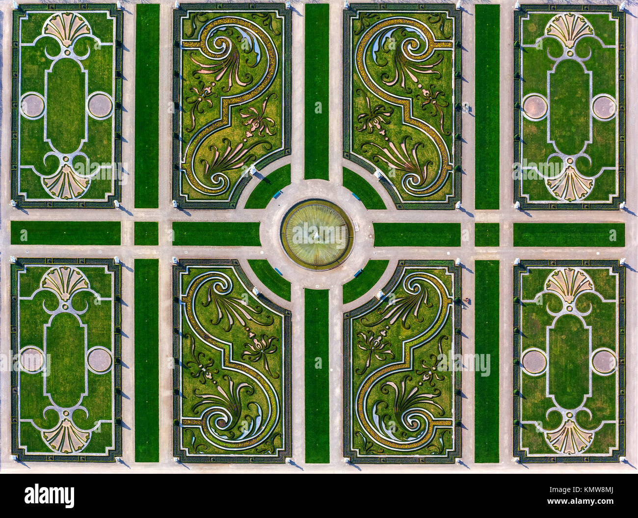 Jardins Royaux de Herrenhausen, le jardin baroque, Broderiemuster et bell fontaine dans le grand jardin, grand jardin, grande fontaine,, capitale de l'état, ,, Banque D'Images