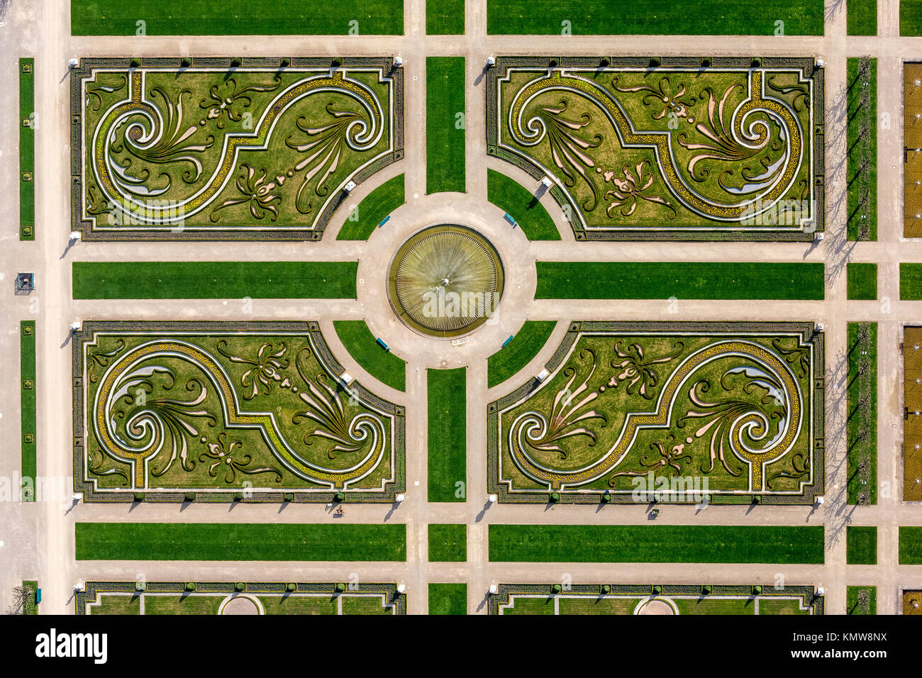 Jardins Royaux de Herrenhausen, le jardin baroque, Broderiemuster et bell fontaine dans le grand jardin, grand jardin, grande fontaine,, capitale de l'état, ,, Banque D'Images