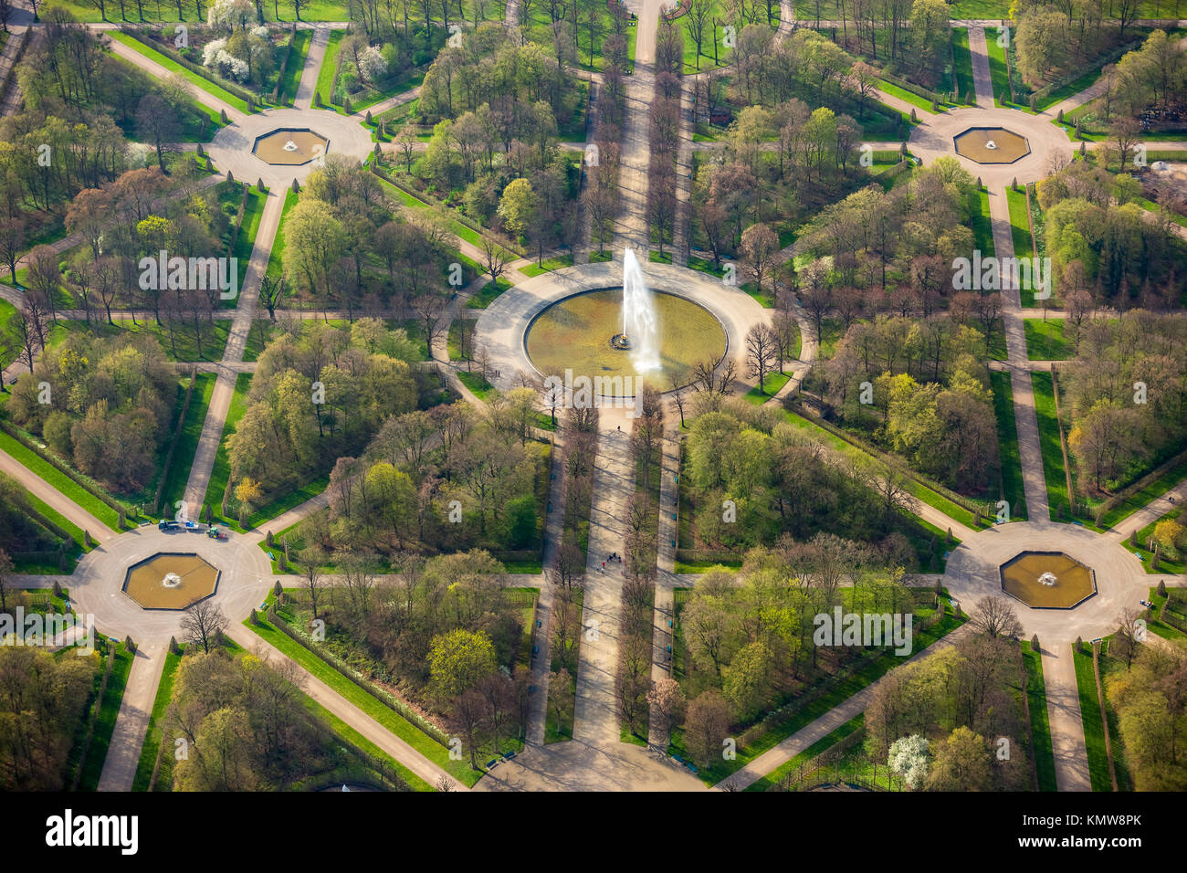Jardins Royaux de Herrenhausen, le jardin baroque, Broderiemuster et bell fontaine dans le grand jardin, grand jardin, grande fontaine,, capitale de l'état, ,, Banque D'Images