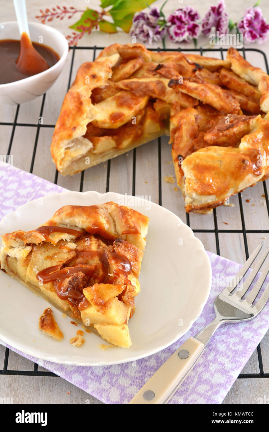 Galette de pomme frais cuit en croûte avec une sauce au caramel salé. Format vertical et tourné en lumière naturelle. Banque D'Images