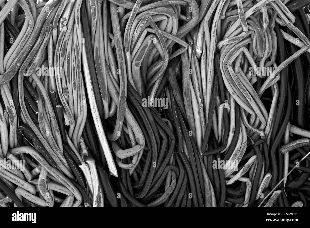 Centre de recyclage avec les balles de métal et de grue avec claw tossing camion et roues rouillées Banque D'Images