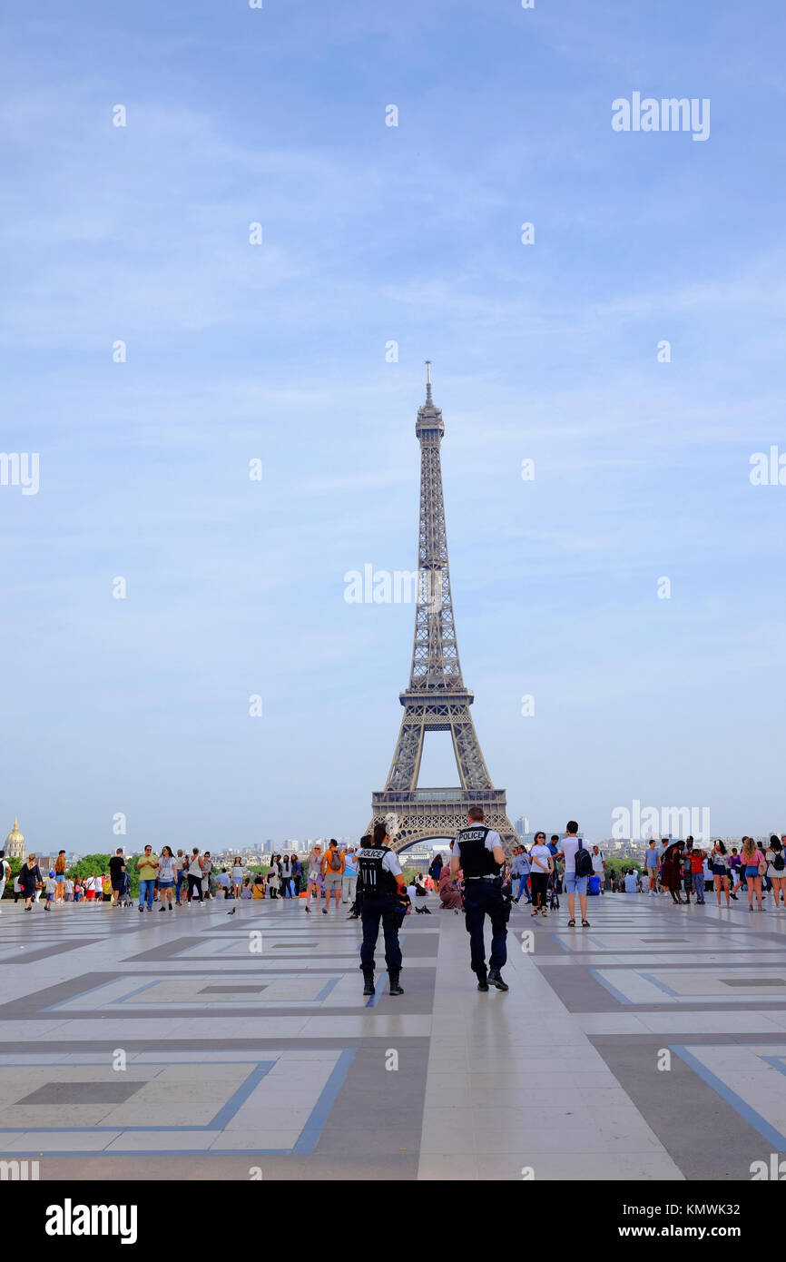 2 policiers armés patrouillent la Place du Trocadéro en face de la Tour Eiffel à Paris, en réponse à la menace terroriste accrue Banque D'Images