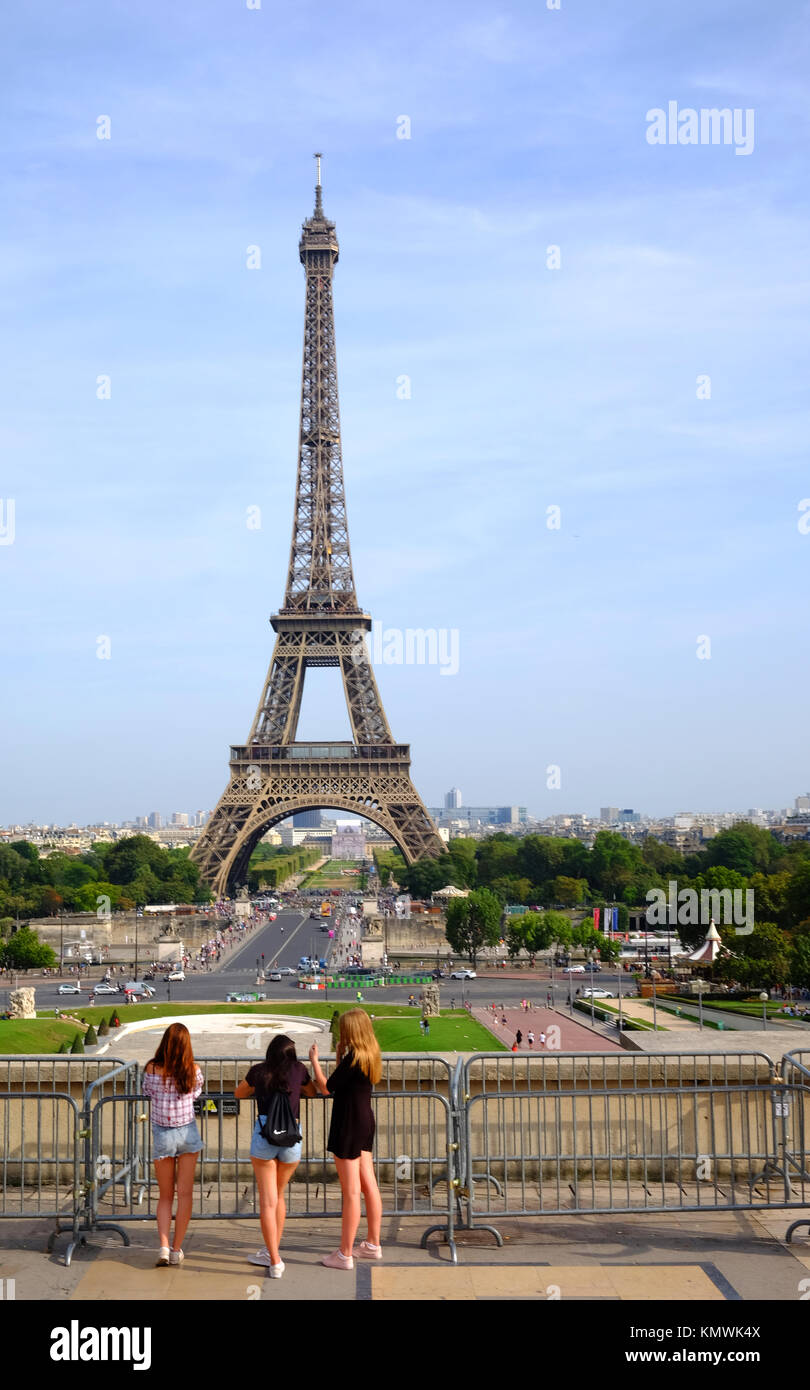 3 jeunes femmes touristes regarder la tour Eiffel à Paris par une chaude journée d'été Banque D'Images
