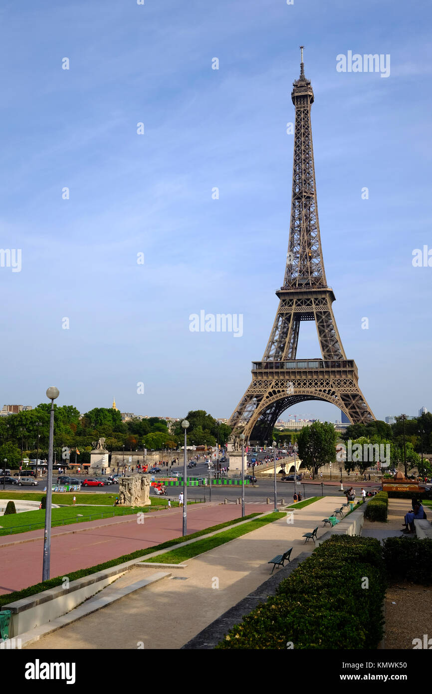 Le symbole de la France et de Paris, la Tour Eiffel par une chaude journée d'été Banque D'Images