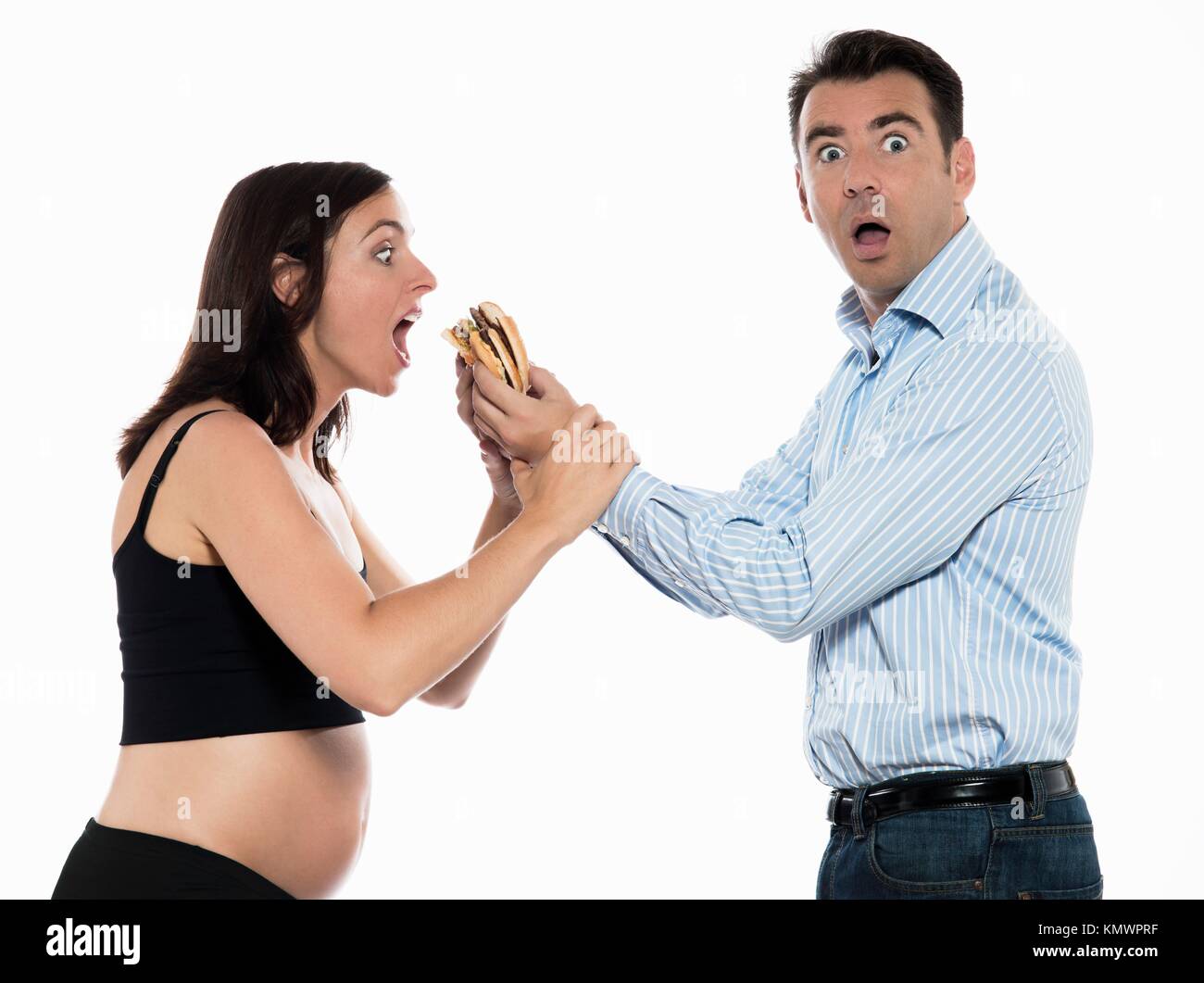 Expecting woman faim manger hamburger studio isolé sur fond blanc Banque D'Images