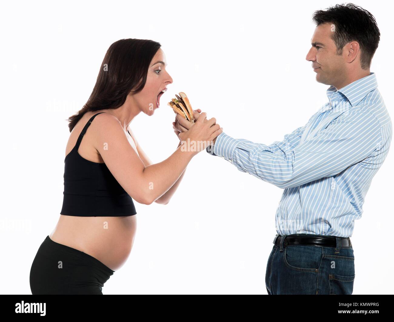 Expecting woman faim manger hamburger studio isolé sur fond blanc Banque D'Images