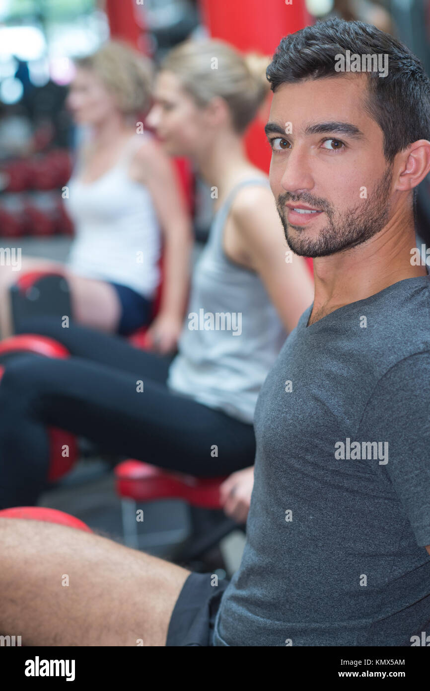 L'exercice de jambes à l'athlète de sport centre de remise en forme Banque D'Images