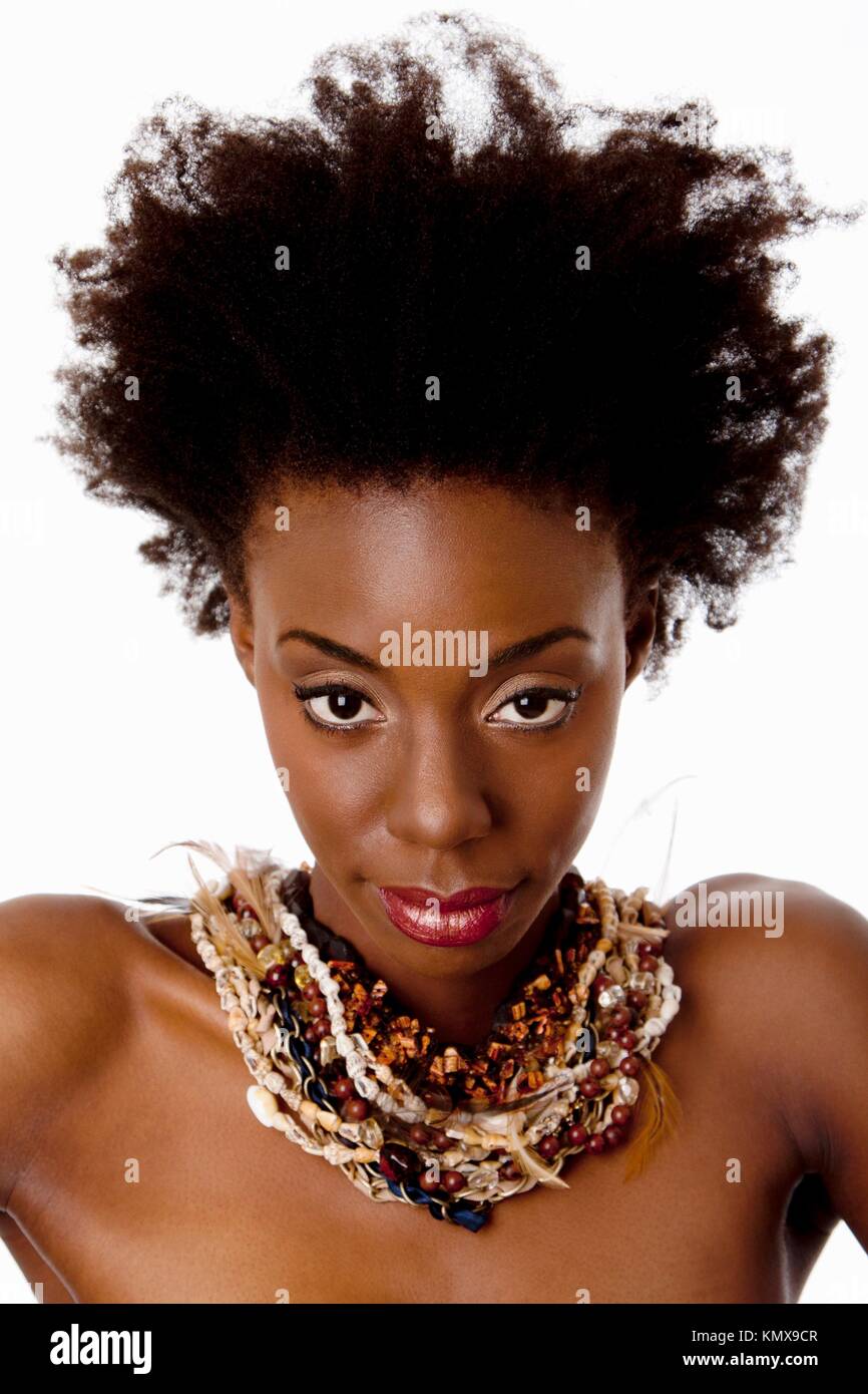 Beau visage d'une femme avec tribal africain Afro cheveux crépus, épaules  nues et lisse la peau brun ocre portant des colliers de coquillages perles  isolées Photo Stock - Alamy