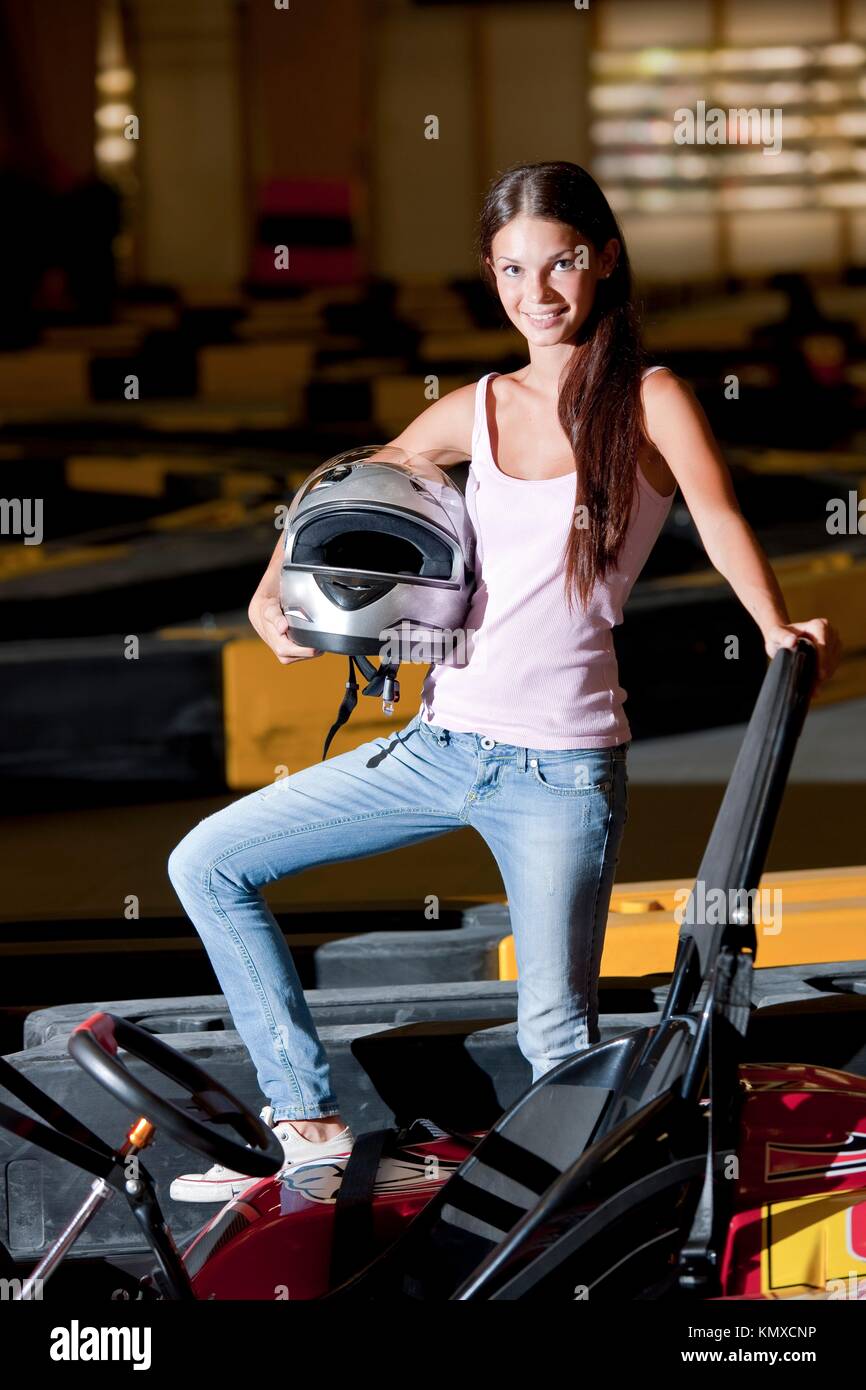 Jeune femme à go-cart race track Banque D'Images