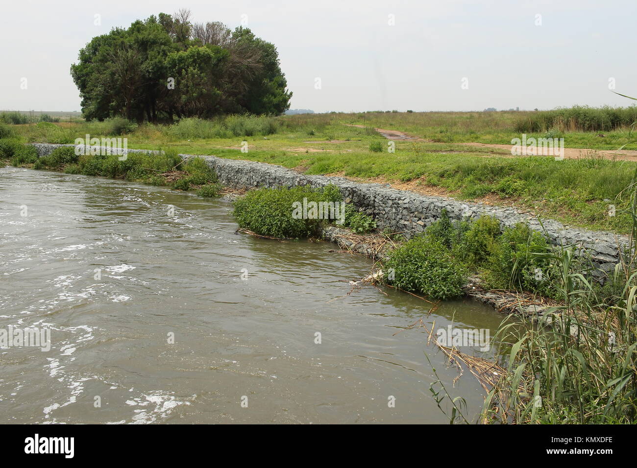 Des cages, de gabions remplis de pierres qui sont utilisées dans le contrôle de l'érosion, le génie civil et l'aménagement paysager de droit au format paysage Banque D'Images