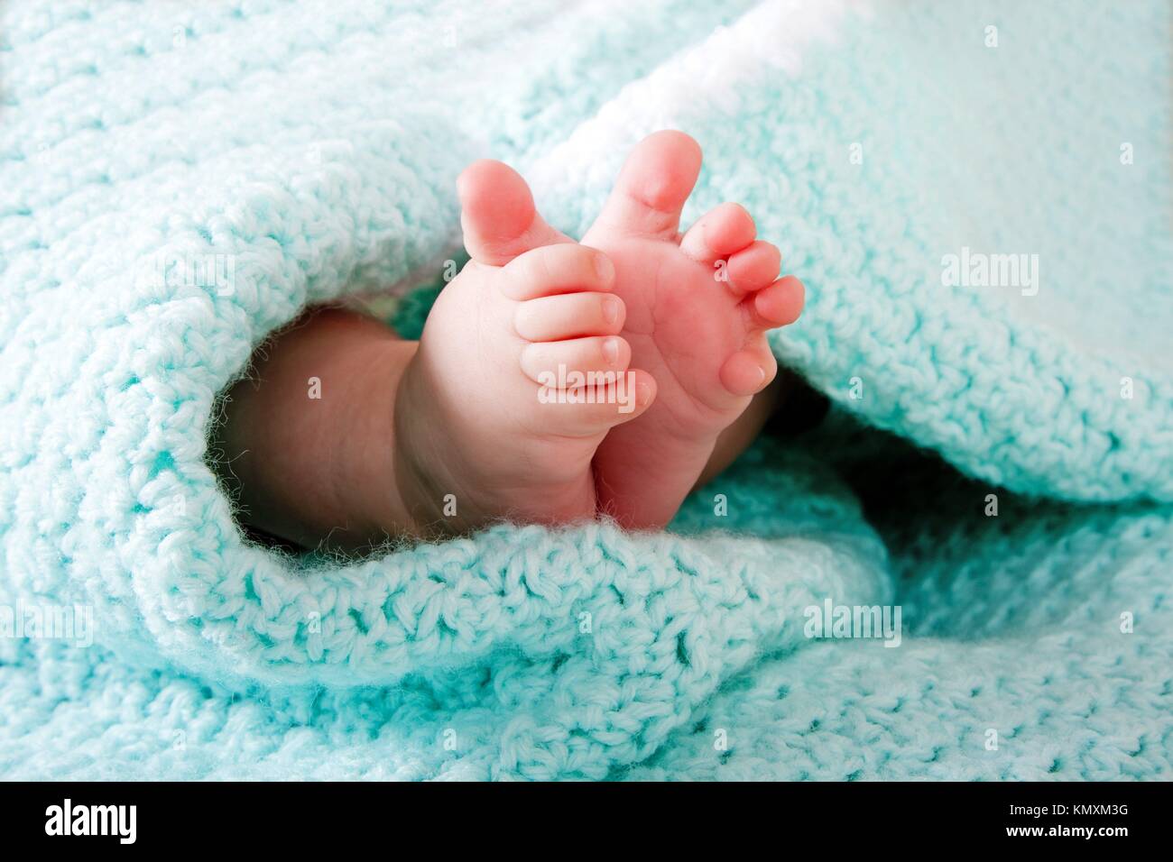 Deux Mignon Petit Bebe Pieds Enveloppes Dans Un Bleu Vert Aqua Couverture Tricote Photo Stock Alamy