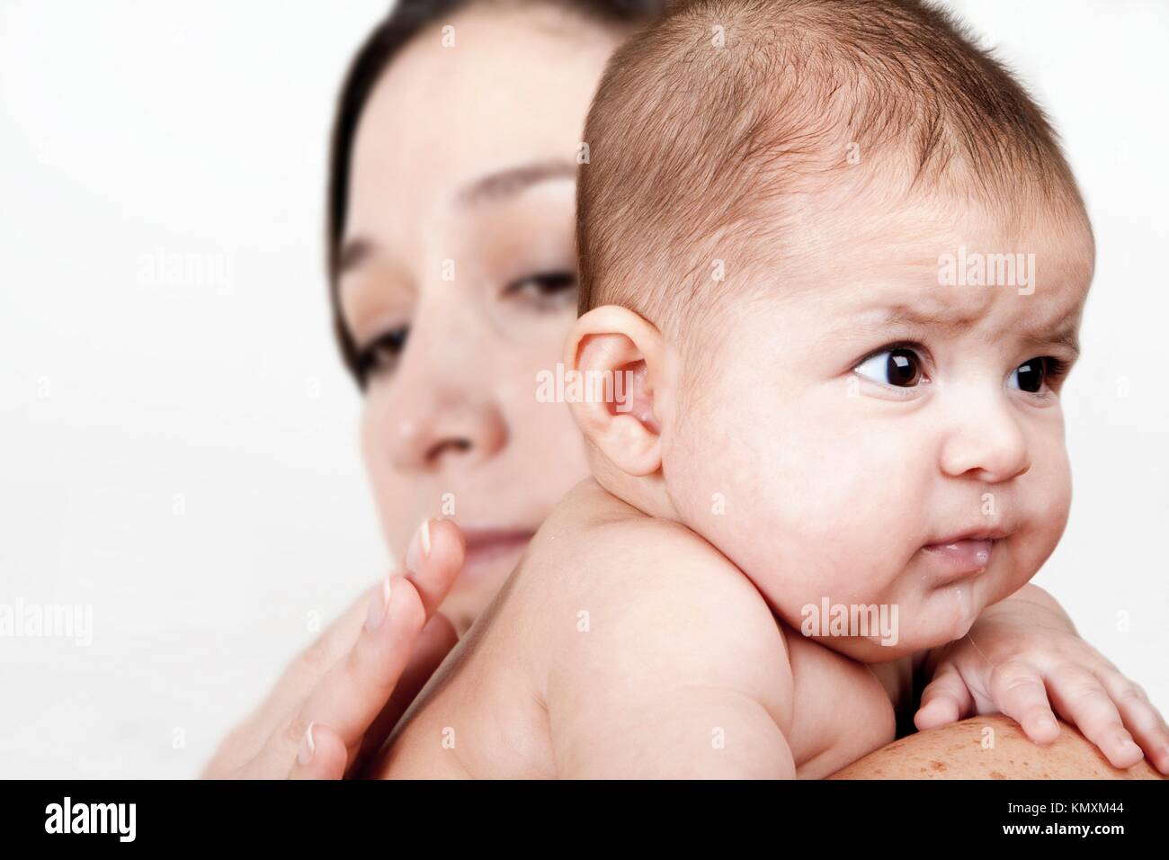 Belle Latina Hispanic Woman Holding Mere Bebe Bave Sur L Epaule Et En Appuyant Sur Retour Pour Nourrisson Peut Burp Isole Photo Stock Alamy