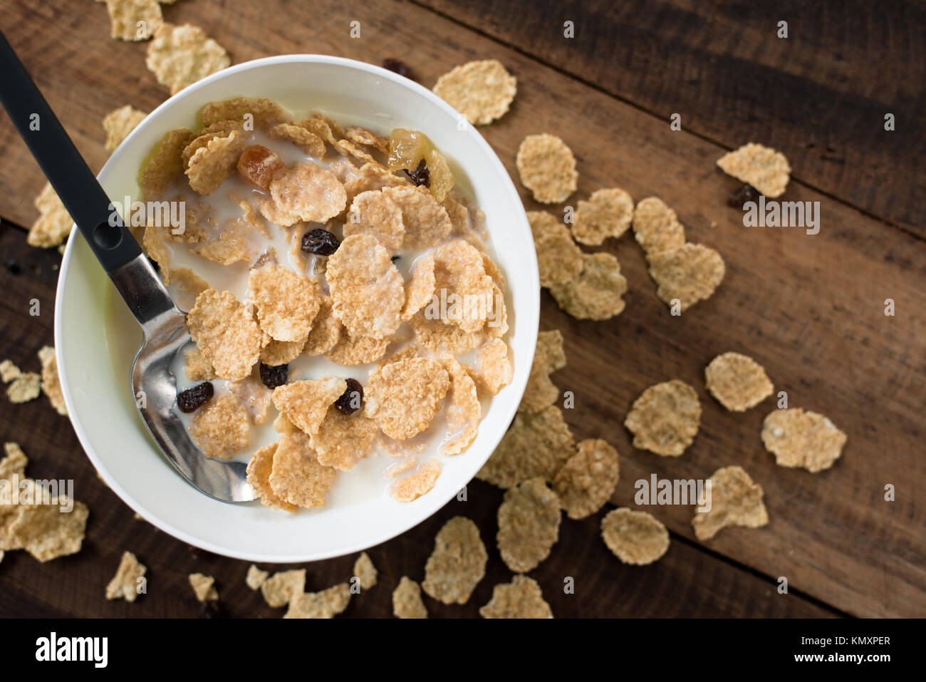 Céréales Petit déjeuner ( céréales ) avec du lait dans un bol sur une table en bois concept de saine alimentation. Banque D'Images Céréales Petit déjeuner ( céréales ) avec du lait dans un bol sur une table en bois concept de saine alimentation. Banque D'Images