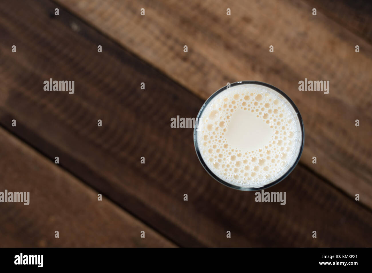 Dans un verre de lait sur la table en bois. fond d'un verre de lait de vache. boisson saine notion Banque D'Images