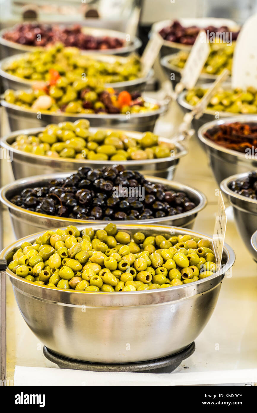 Différents guéri des olives de table dans les bols. Banque D'Images