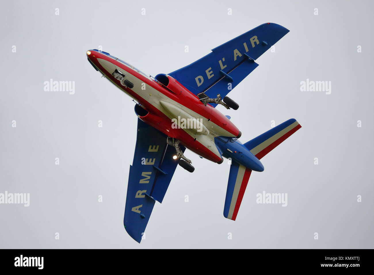 Un Dassault Alphajet de la Patrouille de France l'équipe de voltige à l'atterrissage à RAF Fairford, UK Banque D'Images