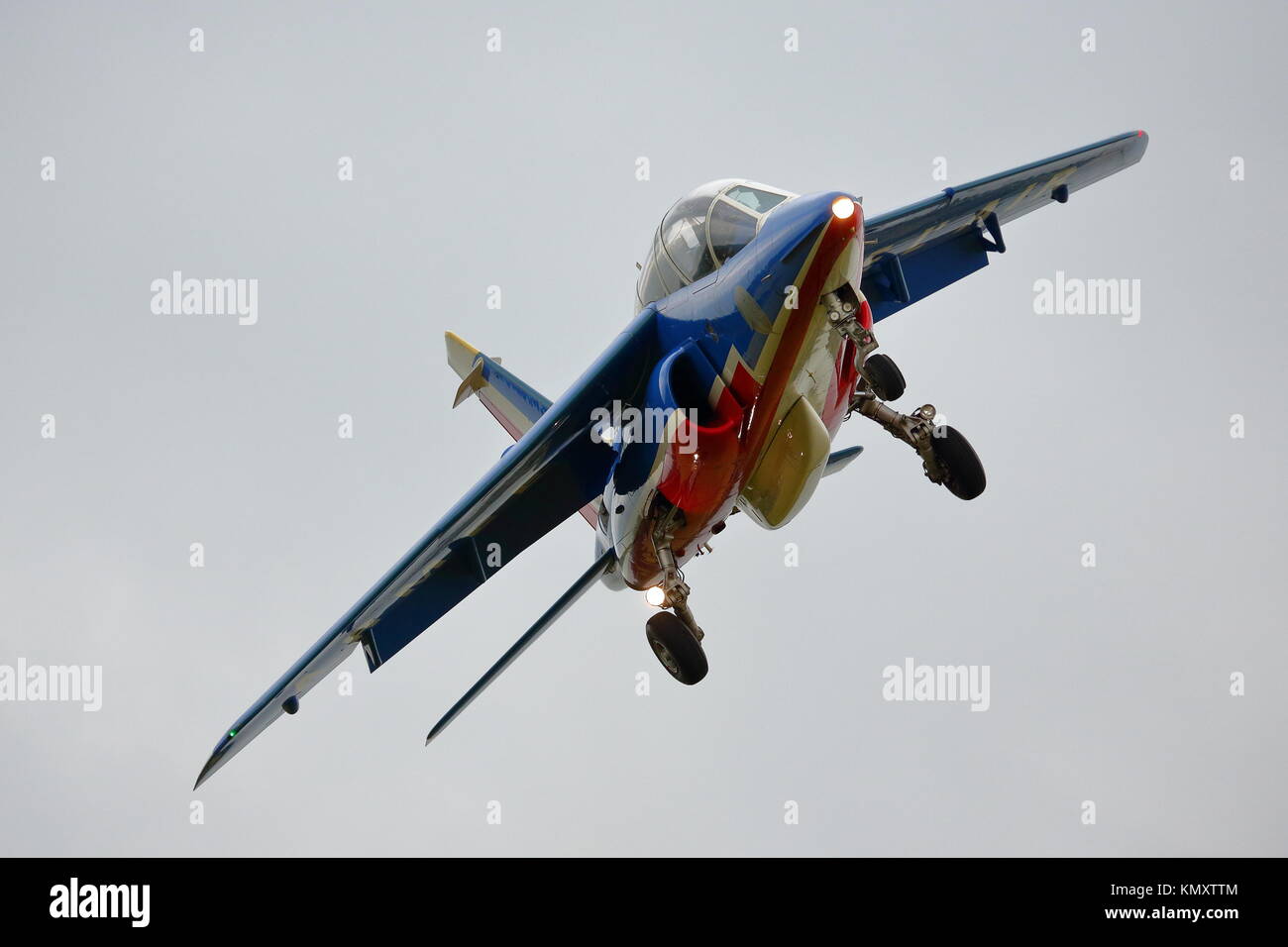 Un Dassault Alphajet de la Patrouille de France l'équipe de voltige à l'atterrissage à RAF Fairford, UK Banque D'Images